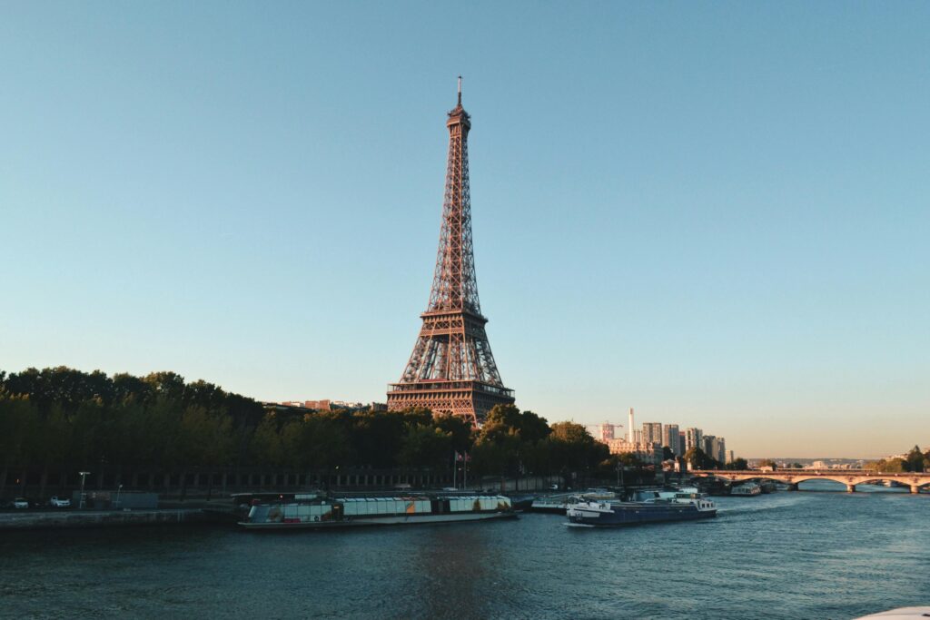 Eiffel Tower in front of the Seine symbolizing the possibility of traveling all around Europe for exchange students